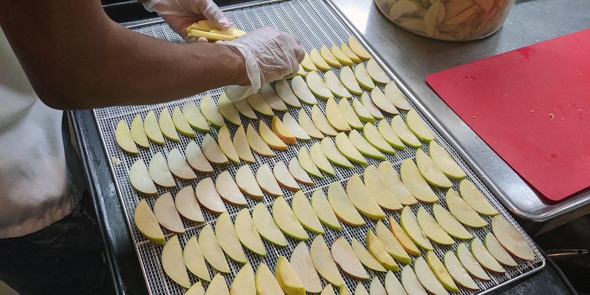 HK-MakingAppleChips HK-MakingAppleChips